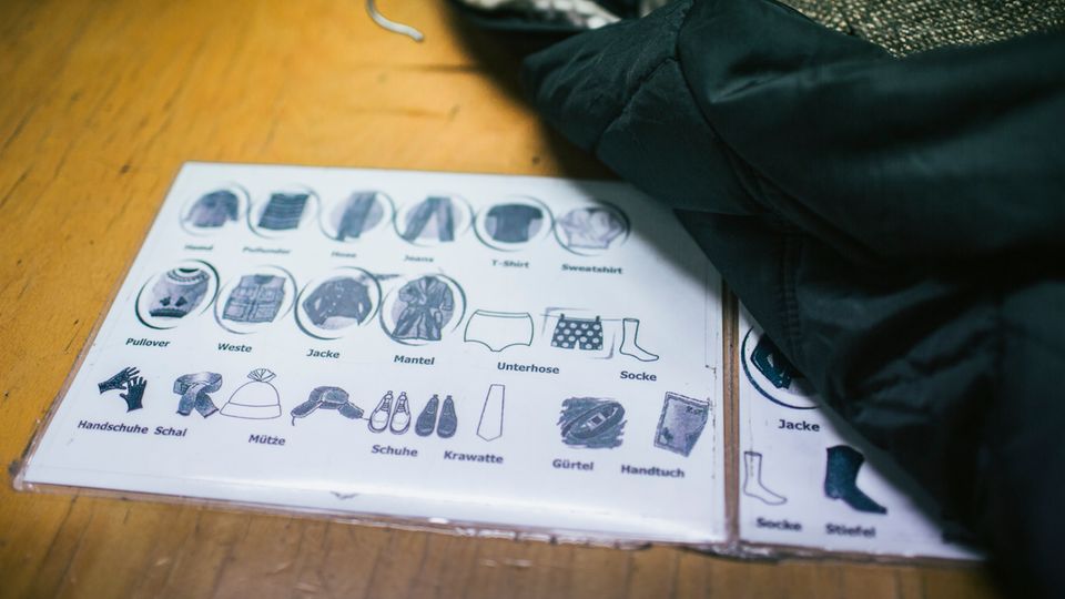 Anhand dieser Bilder können Menschen die in die Kleiderkammer kommen und zeigen, was sie brauchen.