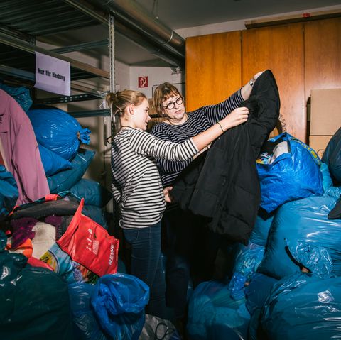 Andrea Hniopek, Abteilungsleiterin Existenzsicherung und Praktikantin Luise Fuchs in der Caritas Hamburg