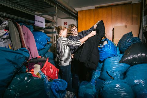 Andrea Hniopek, Abteilungsleiterin Existenzsicherung und Praktikantin Luise Fuchs in der Caritas Hamburg