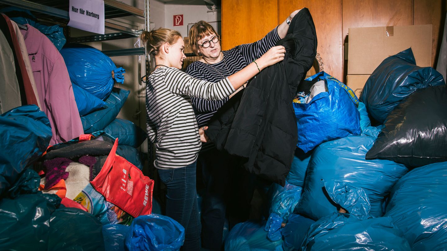 Andrea Hniopek, Abteilungsleiterin Existenzsicherung und Praktikantin Luise Fuchs in der Caritas Hamburg