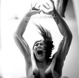 Selbstliebe, Magenbänder und Unsicherheit: "Self Untitled" zeigt die nackte Wahrheit