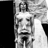 Selbstliebe, Magenbänder und Unsicherheit: "Self Untitled" zeigt die nackte Wahrheit