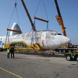 Deutschland bekannteste Boeing 737: der Rumpf der ehemaligen Lufthansa-Maschine "Landshut" auf dem Tieflader. Ein Transportflugzeug hat das 1977 von Terroristen entführte Flugzeug im September 2017 von Brasilien, wo es jahrelang im Dschungel stand, zum Flughafen von Friedrichshafen transportiert. Es soll im Dornier Museum Friedrichshafen ausgestellt werden.