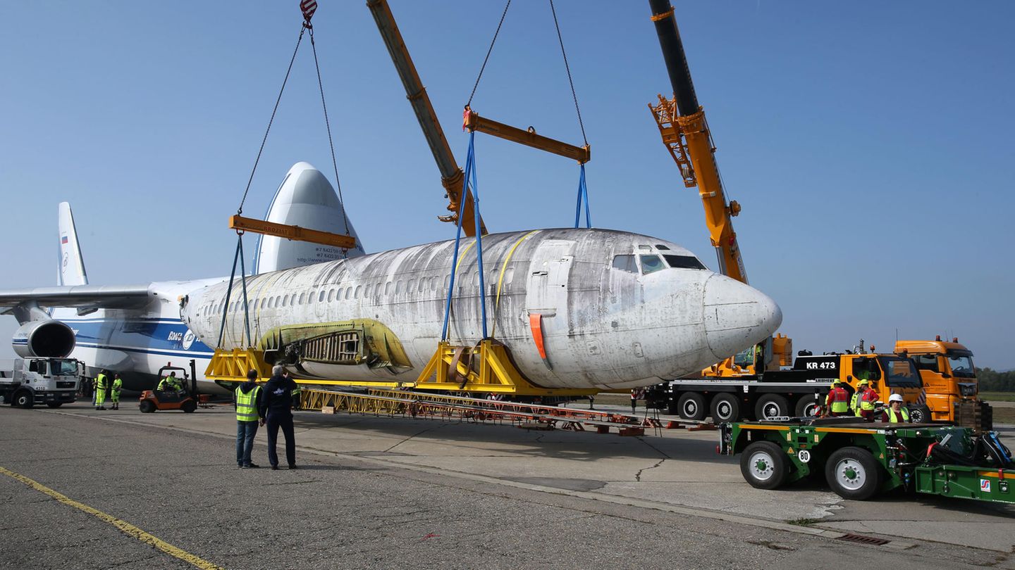 Jubiläum: Deutschland bekannteste Boeing 737: der Rumpf der ehemaligen Lufthansa-Maschine "Landshut" auf dem Tieflader. Ein Transportflugzeug hat das 1977 von Terroristen entführte Flugzeug im September 2017 von Brasilien, wo es jahrelang im Dschungel stand, zum Flughafen von Friedrichshafen transportiert. Es soll im Dornier Museum Friedrichshafen ausgestellt werden. Deutschland bekannteste Boeing 737: der Rumpf der ehemaligen Lufthansa-Maschine "Landshut" auf dem Tieflader. Ein Transportflugzeug hat das 1977 von Terroristen entführte Flugzeug im September 2017 von Brasilien, wo es jahrelang im Dschungel stand, zum Flughafen von Friedrichshafen transportiert. Es soll im Dornier Museum Friedrichshafen ausgestellt werden.