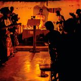 Ein Gottesdienst in einer evangelikalen Kirche in der Nähe des Ortes Allankpon. Nur der Altar ist spärlich beleuchtet