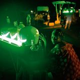 Eine Frau verkauft in Porto Novo aus Nigeria geschmuggelten Treibstoff. Damit werden auch die zahlreichen Generatoren in Benins Hauptstadt betrieben