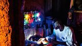 Ein Händler lädt ein Dutzend Handyakkus auf – ein lohnendes Geschäftsmodell in ländlichen Gegenden ohne Stromversorgung