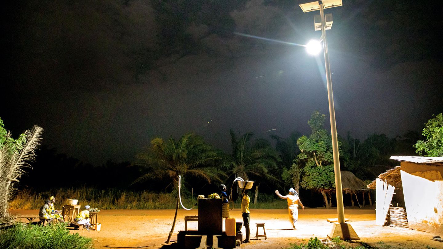 Mit dem vom Solarpaneel gespeisten Flutlicht beleuchten die Menschen in Allankpon ihren Brunnen