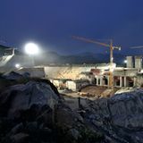 Ein einziger Scheinwerfer kann ein ganzes Dorf verändern