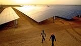 Viele Entwicklungsexperten befürworten eher dezentrale Lösungen mit Solaranlagen wie hier im Senegal