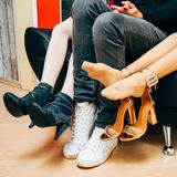 Es ist nicht ganz einfach, Schuhe für die Puppen zu finden: Sie haben Schuhgröße 33 bis 35.