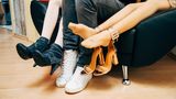 Es ist nicht ganz einfach, Schuhe für die Puppen zu finden: Sie haben Schuhgröße 33 bis 35.