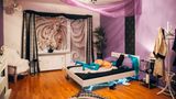 Technisch gesehen ein Stillleben, auch wenn es optisch in jeder Hinsicht ein ziemlicher Akt ist: ein belegtes Zimmer im Dortmunder Bordoll. 