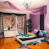 Technisch gesehen ein Stillleben, auch wenn es optisch in jeder Hinsicht ein ziemlicher Akt ist: ein belegtes Zimmer im Dortmunder Bordoll. 