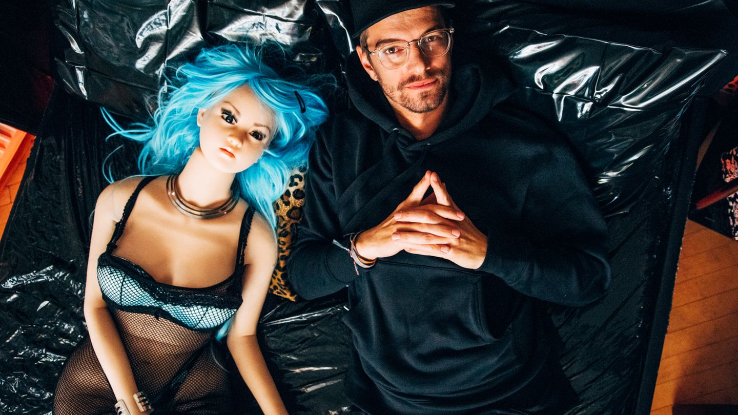 Das Bett im "Bizarr"-Raum ist mit Kunststoff bezogen. So ist es leicht waschbar (die Technik für die Reinigung der Puppen im Bordoll ist übrigens ein Betriebsgeheimnis). 