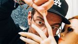 Ausnahmsweise ist es hier kein Problem, wenn Prostituierte lange Finger machen. Trotzdem guckt Herr Winterscheidt sehr genau hin. 