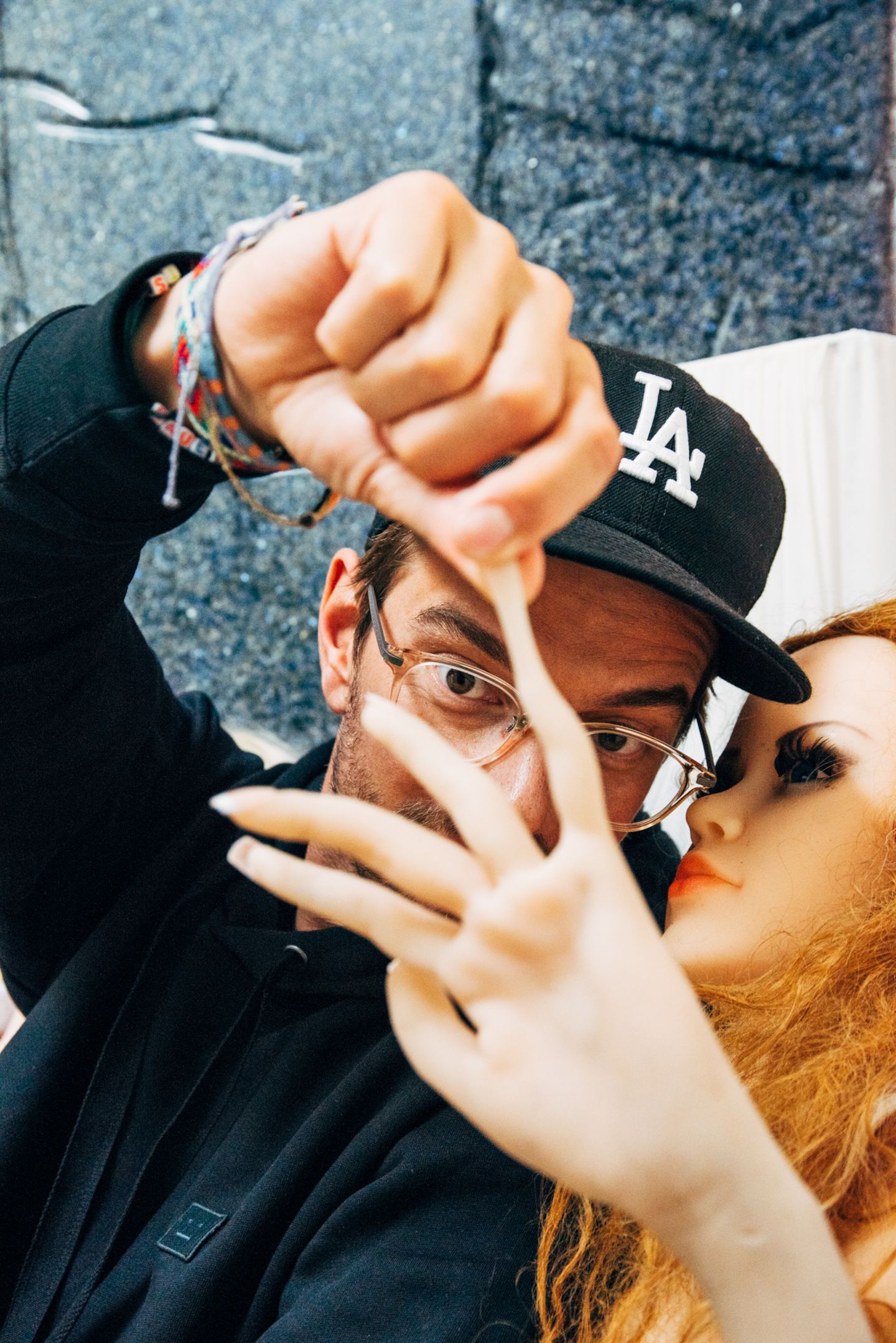 Ausnahmsweise ist es hier kein Problem, wenn Prostituierte lange Finger machen. Trotzdem guckt Herr Winterscheidt sehr genau hin. 