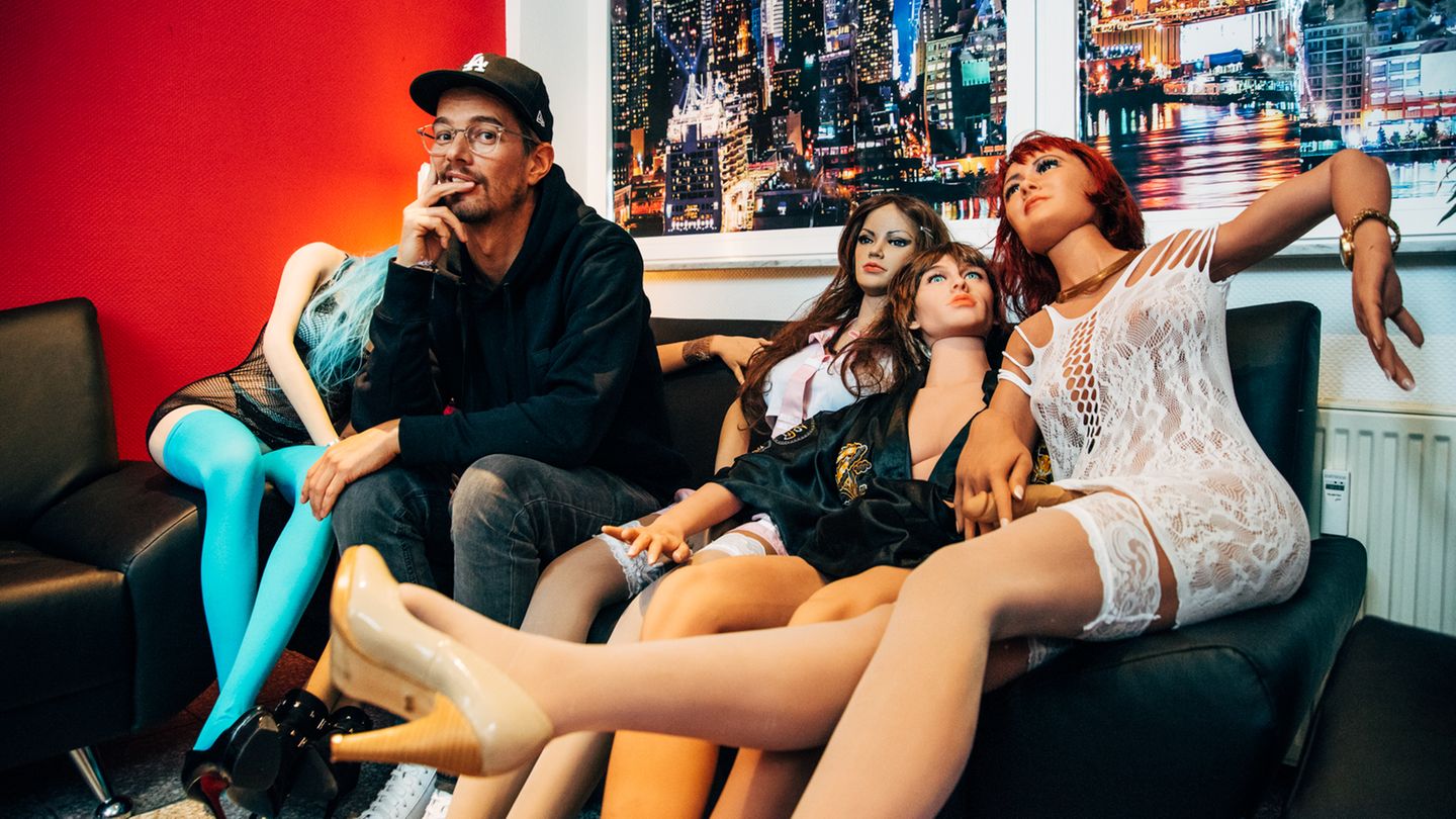 Die Puppe rechts an der Seite vereint im Wortsinn hervorragend die Merkmale beider Geschlechter. 