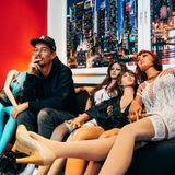 Die Puppe rechts an der Seite vereint im Wortsinn hervorragend die Merkmale beider Geschlechter. 