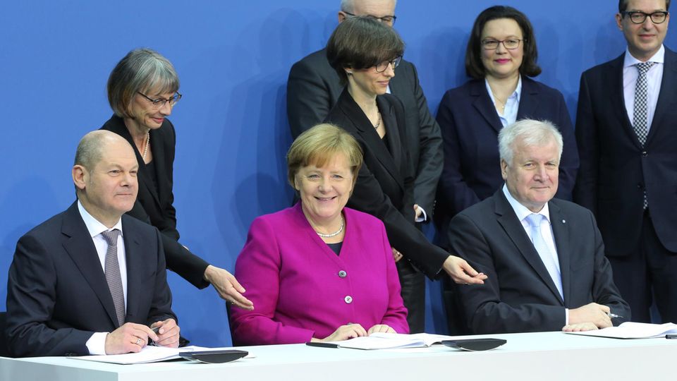 Olaf Scholz Angela Merkel Horst Seehofer Unterzeichnung Koalitionsvertrag Olaf Scholz (SPD, Angela Merkel (CDU) und Horst Seehofer (CSU, v.l.n.r.) haben den Koalitionsvertrag unterzeichnet