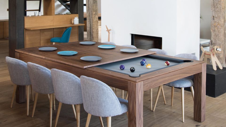 Der Billard-Esstisch: Wer nicht den Luxus eines eigenen Billardzimmers hat, kann sich vielleicht für den Fusiontable von Aramith begeistern. Nimmt man die Tischplatte ab, verwandelt sich der Ess- in einen Spieltisch.