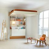 Das hochfahrbare Bett: Warum sollte das Bett tagsüber wertvollen Platz wegnehmen? Das Modell von Espace Loggia lässt sich unter die Decke fahren...