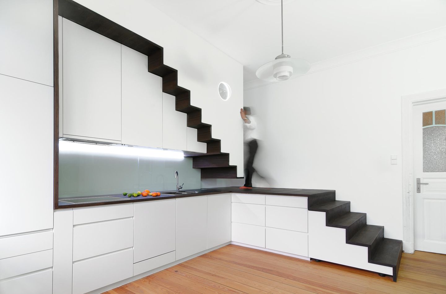 Die Treppenküche: Architekt Gerd Streng lässt die Treppe ins Obergeschoss mit der Küchenzeile verschmelzen.