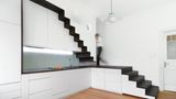 Die Treppenküche: Architekt Gerd Streng lässt die Treppe ins Obergeschoss mit der Küchenzeile verschmelzen.