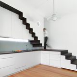 Die Treppenküche: Architekt Gerd Streng lässt die Treppe ins Obergeschoss mit der Küchenzeile verschmelzen.