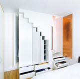 Das Treppenmöbel: Dieser Raum wurde nachträglich mit dem Stockwerk darüber verbunden. Die Einbauschrank-Treppe des Architekten Gerd Streng sorgt für eine platzsparende und praktische Lösung.