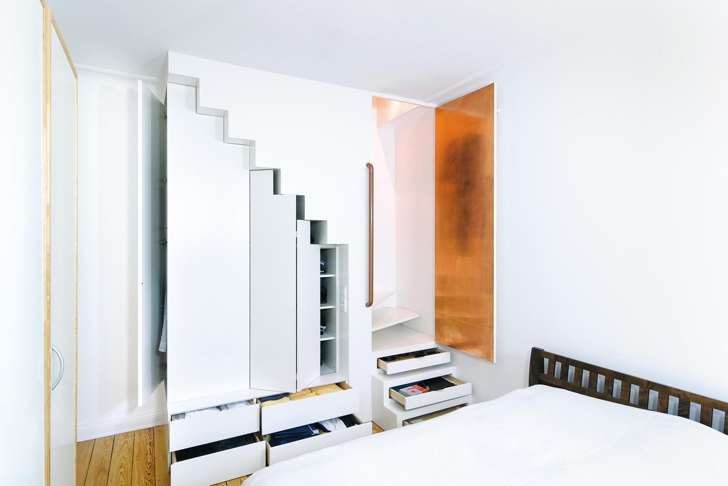 Das Treppenmöbel: Dieser Raum wurde nachträglich mit dem Stockwerk darüber verbunden. Die Einbauschrank-Treppe des Architekten Gerd Streng sorgt für eine platzsparende und praktische Lösung.