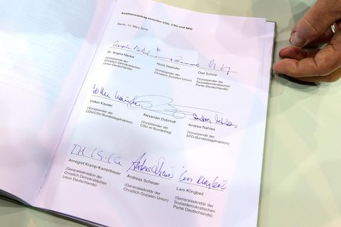 Der neue Koalitionsvertrag, unterschrieben von den Spitzen von SPD, CDU und CSU