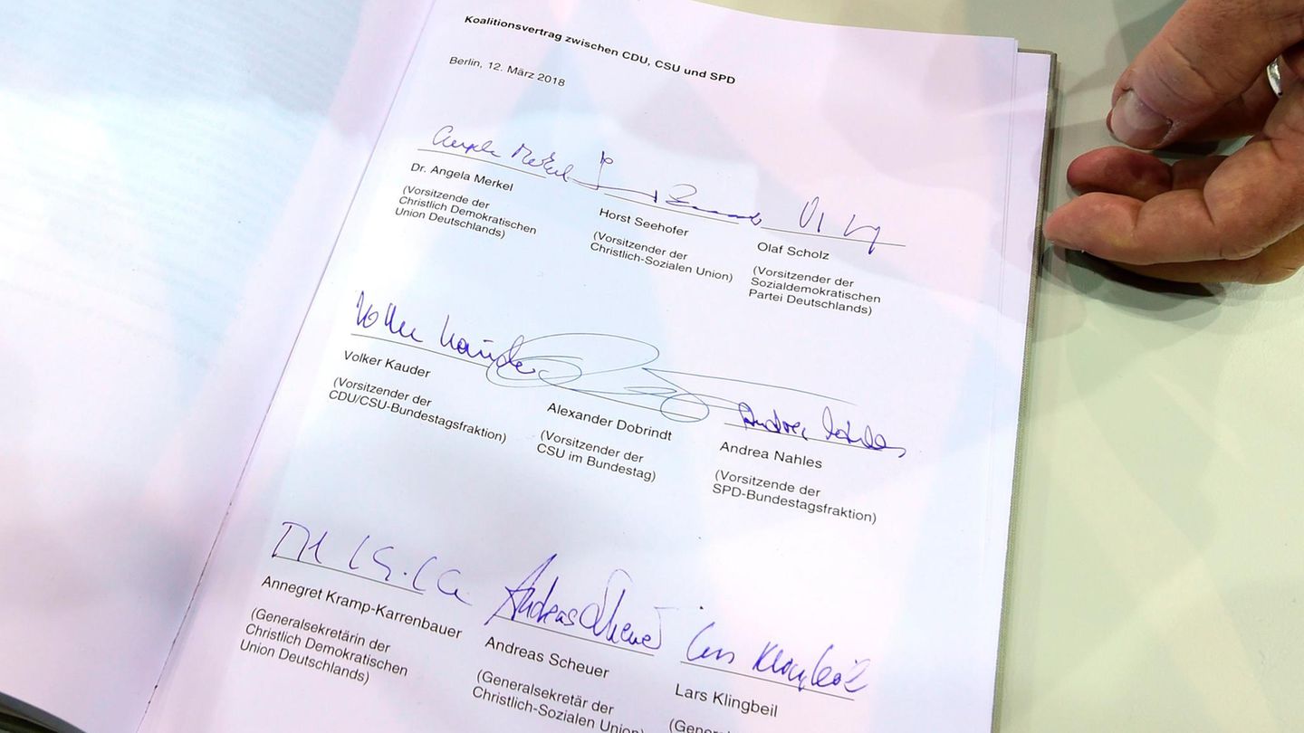 Der neue Koalitionsvertrag, unterschrieben von den Spitzen von SPD, CDU und CSU
