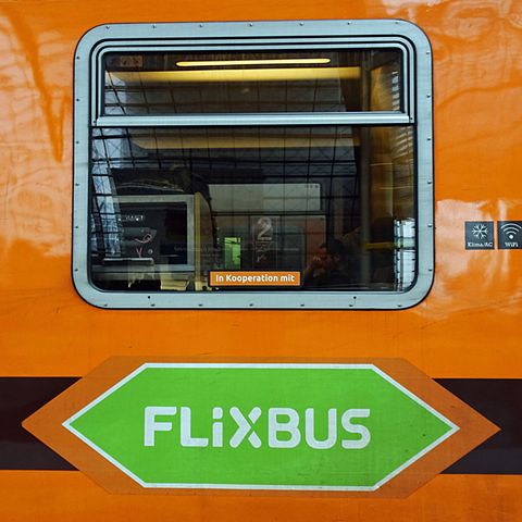 Ein grüner Aufkleber soll den orangenen Locomore-Zug in einen FlixTrain verwandeln.
