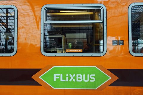 Ein grüner Aufkleber soll den orangenen Locomore-Zug in einen FlixTrain verwandeln.