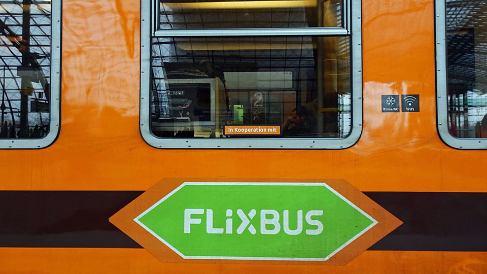 Ein grüner Aufkleber soll den orangenen Locomore-Zug in einen FlixTrain verwandeln.
