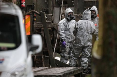 Mitglieder der Spurensicherung stehen in Schutzkleidung in der Nähe des Tatorts im Fall Skripal