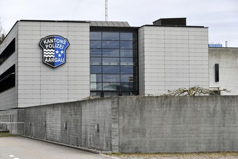 Das Bezirksgericht Lenzburg AG verhandelt den Vierfachmord von Rupperswil. Der auf vier Tage angesetzte Prozess beginnt bei der Mobilen Polizei in Schafisheim - unweit des Tatorts in Rupperswil.