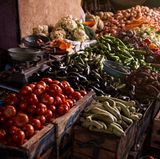 Eine kleine Stärkung für zwischendurch: Am Wegesrand türmen sich Tomaten, Auberginen und Paprikaschoten