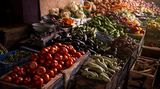 Eine kleine Stärkung für zwischendurch: Am Wegesrand türmen sich Tomaten, Auberginen und Paprikaschoten