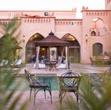 Erholung am Abend: In blumenbewachsenen Innenhöfen wird unter Palmen Minztee serviert