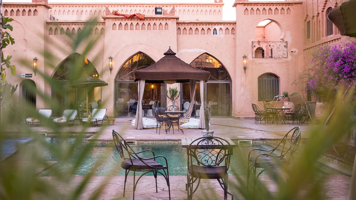 Erholung am Abend: In blumenbewachsenen Innenhöfen wird unter Palmen Minztee serviert