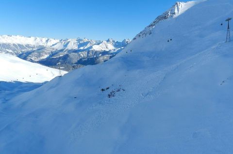 Verschneite Berge im Skigebiet Serfaus in Tirol