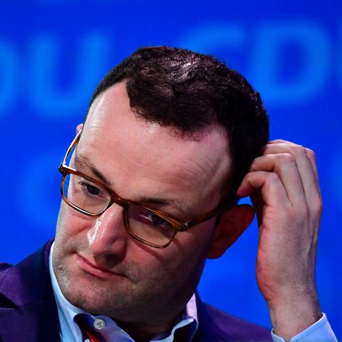 Jens Spahn kratzt sich am Kopf - Der CDU-Politiker hat mit Äußerungen zu Hartz IV eine Debatte über Armut ausgelöst