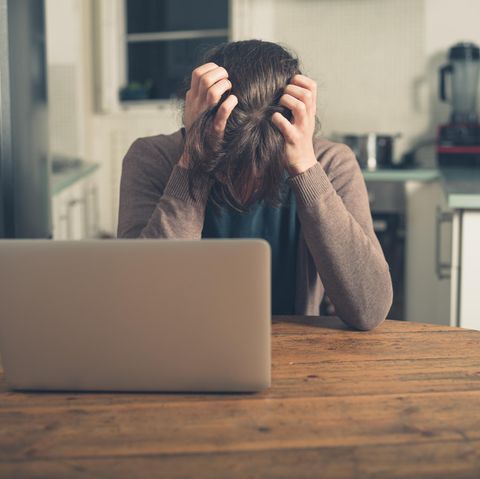 Eine Frau sitzt am Computer und ärgert sich über Crypto-Jacking