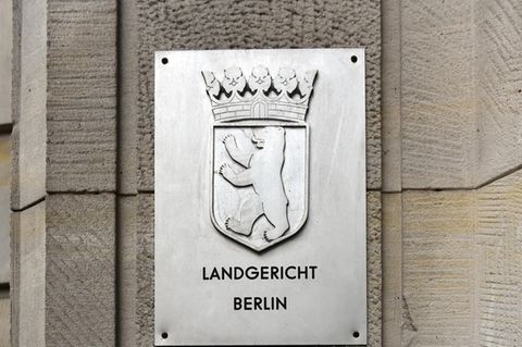 Am Kriminalgericht Moabit hängen Metallschilder mit Berliner Wappen und  "Landgericht Berlin" und Staatsanwaltschaft Berlin