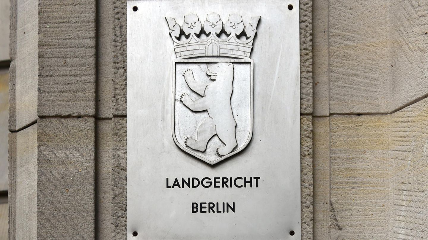 Am Kriminalgericht Moabit hängen Metallschilder mit Berliner Wappen und  "Landgericht Berlin" und Staatsanwaltschaft Berlin