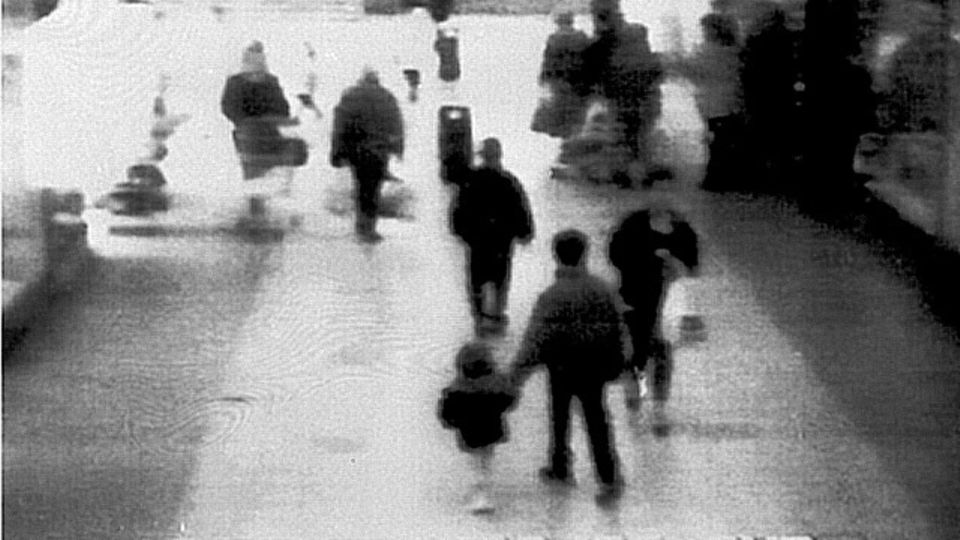 Jon Venabels verlässt mit James Bulger das Kaufhaus Jon Venabels verlässt mit James Bulger das Kaufhaus