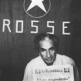 Der entführte Aldo Moro im Versteck der brigate rosse. Er hält eine Ausgabe der römischen Zeitung "La Repubblica".