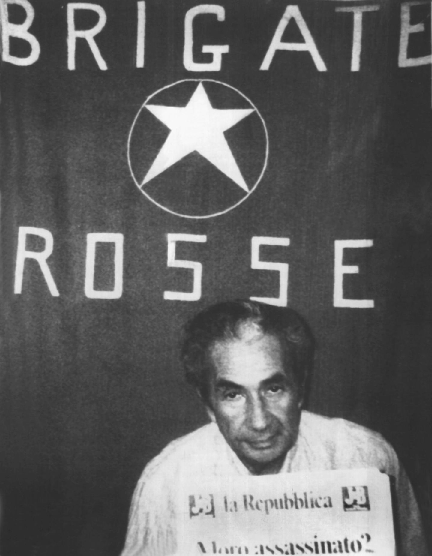Der entführte Aldo Moro im Versteck der brigate rosse. Er hält eine Ausgabe der römischen Zeitung "La Repubblica".